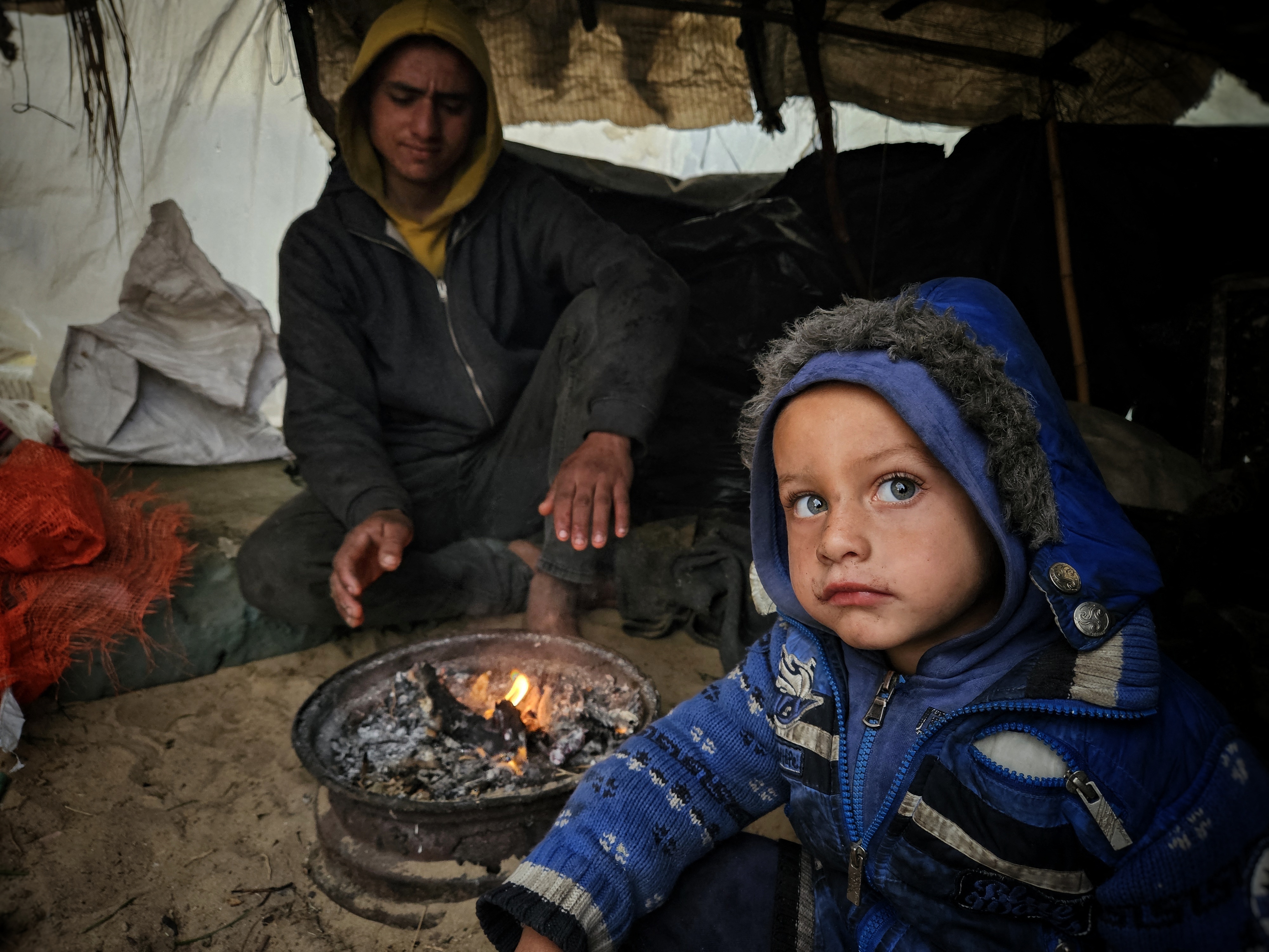 Barn ved bål i lejr i Gaza