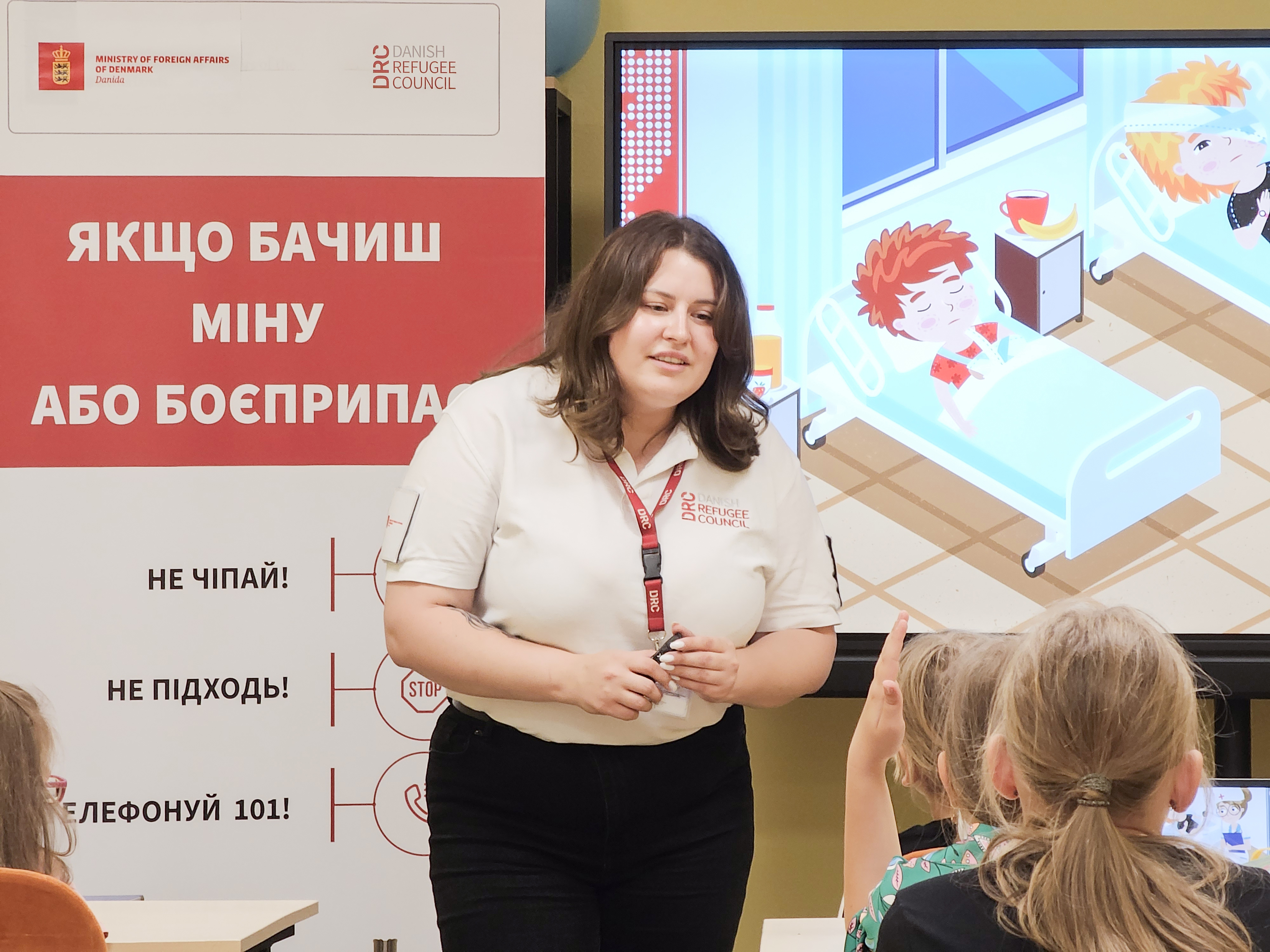 Undervisning af børn om farer ved efterladte bomber og miner.